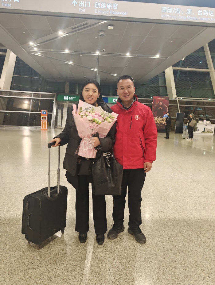 安徽牛商匯謝長(zhǎng)富會(huì)長(zhǎng)機(jī)場(chǎng)接機(jī)