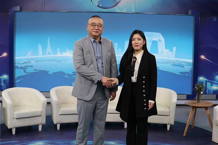 明亮照明集團創(chuàng)始人荊明慧與央視主持人朱軼合影
