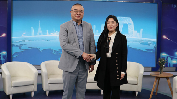 明亮照明集團創(chuàng)始人荊明慧榮登CCTV中央新影發(fā)現(xiàn)之旅《牛商論道》