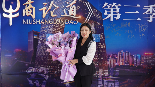 明亮照明集團創(chuàng)始人荊明慧(輝)榮登CCTV中央新影發(fā)現(xiàn)之旅《牛商論道》