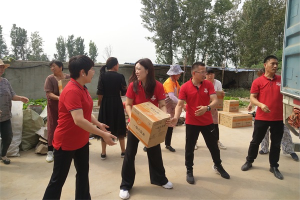 抵達(dá)浚縣開(kāi)始搬卸救災(zāi)物資