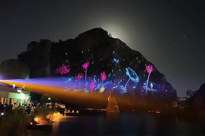 亮化讓山成焦點，無光讓景變背景，游客選擇早有答案