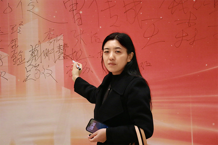 明亮照明集團創(chuàng)始人荊明慧參會簽到