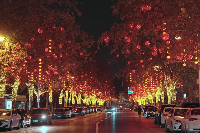 想讓春節(jié)氛圍深入人心？道路亮化營造沉浸式年味